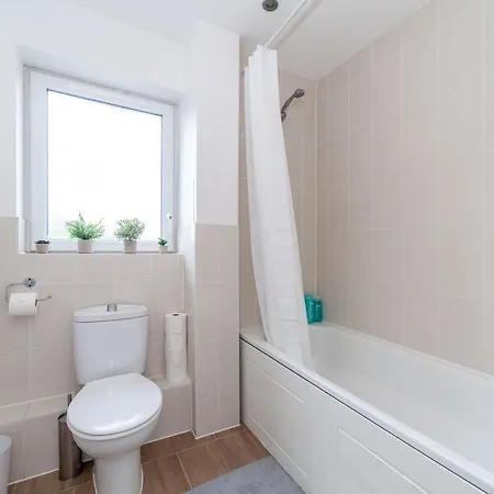 Top-Rated Family Penthouse - King Size Bed & Free Parking Romford Exterior photo