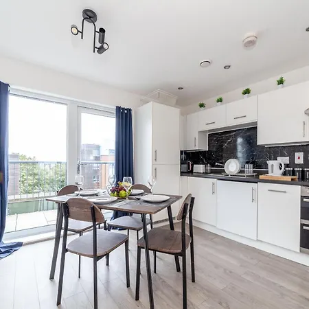 Top-Rated Family Penthouse - King Size Bed & Free Parking Romford Exterior photo