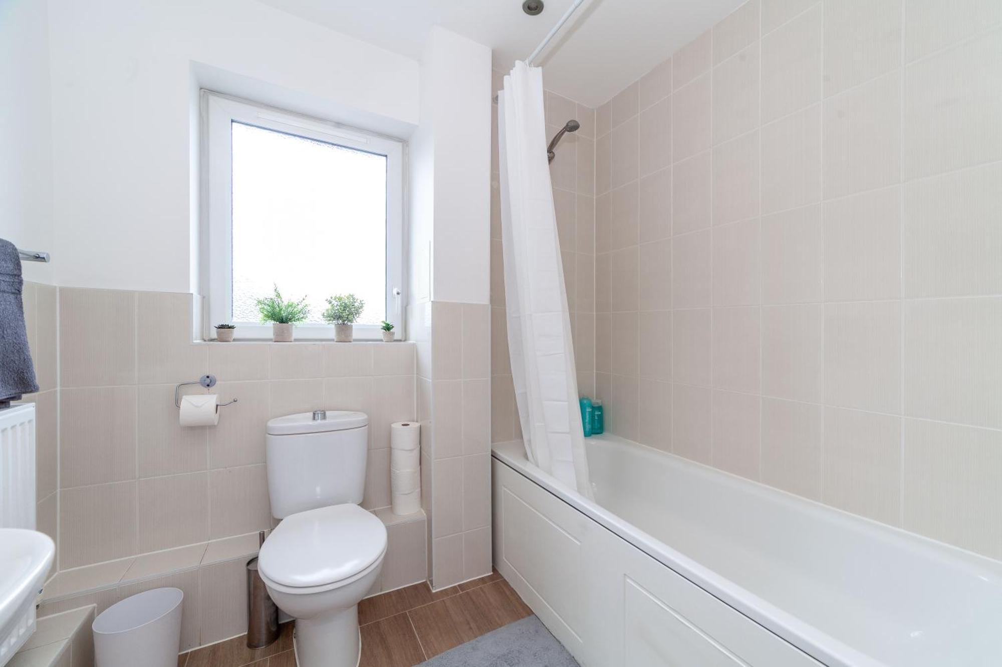 Top-rated Family Penthouse - King Size Bed & Free Parking Apartment Romford