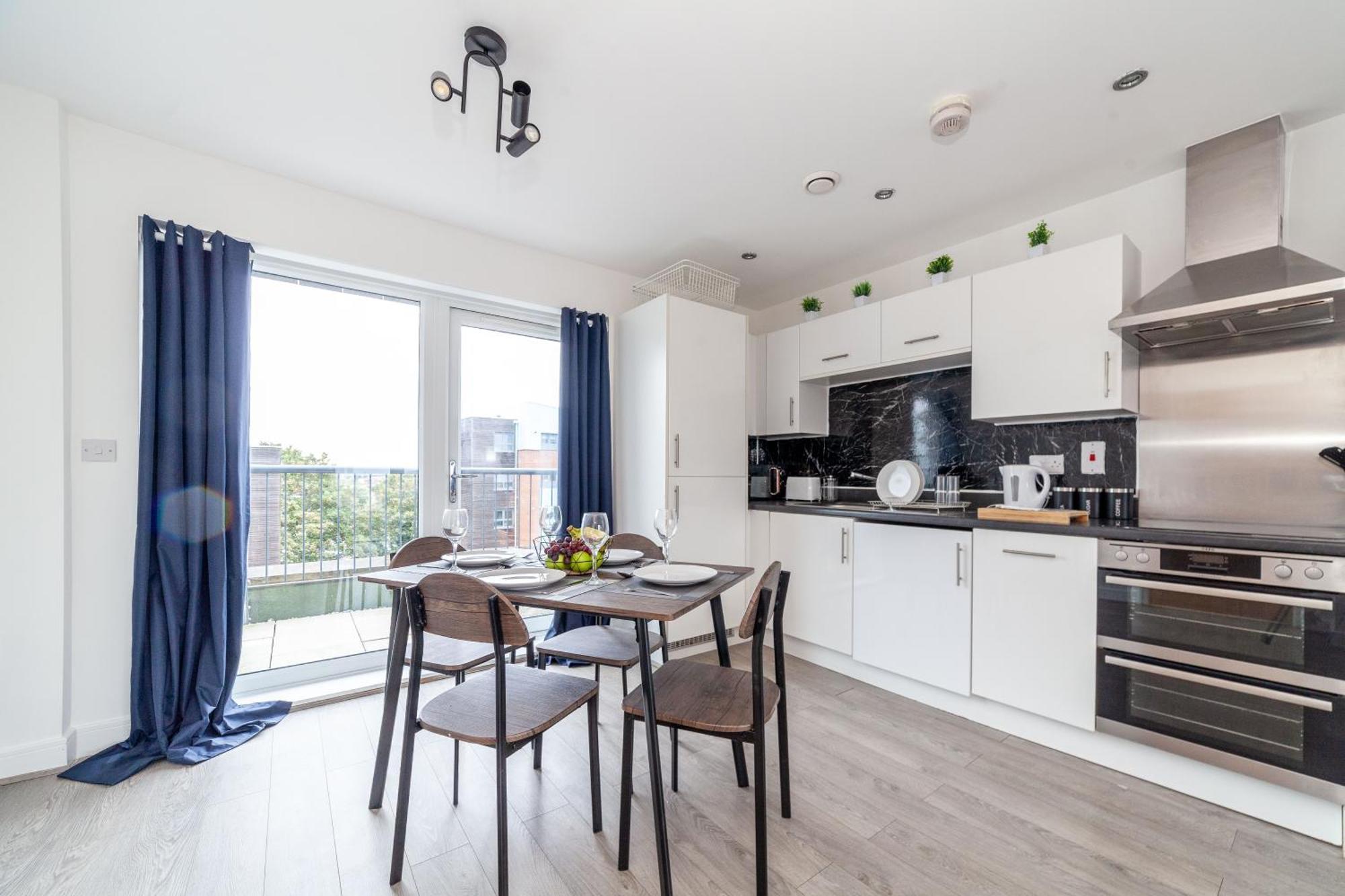 Top-rated Family Penthouse - King Size Bed & Free Parking Apartment Romford