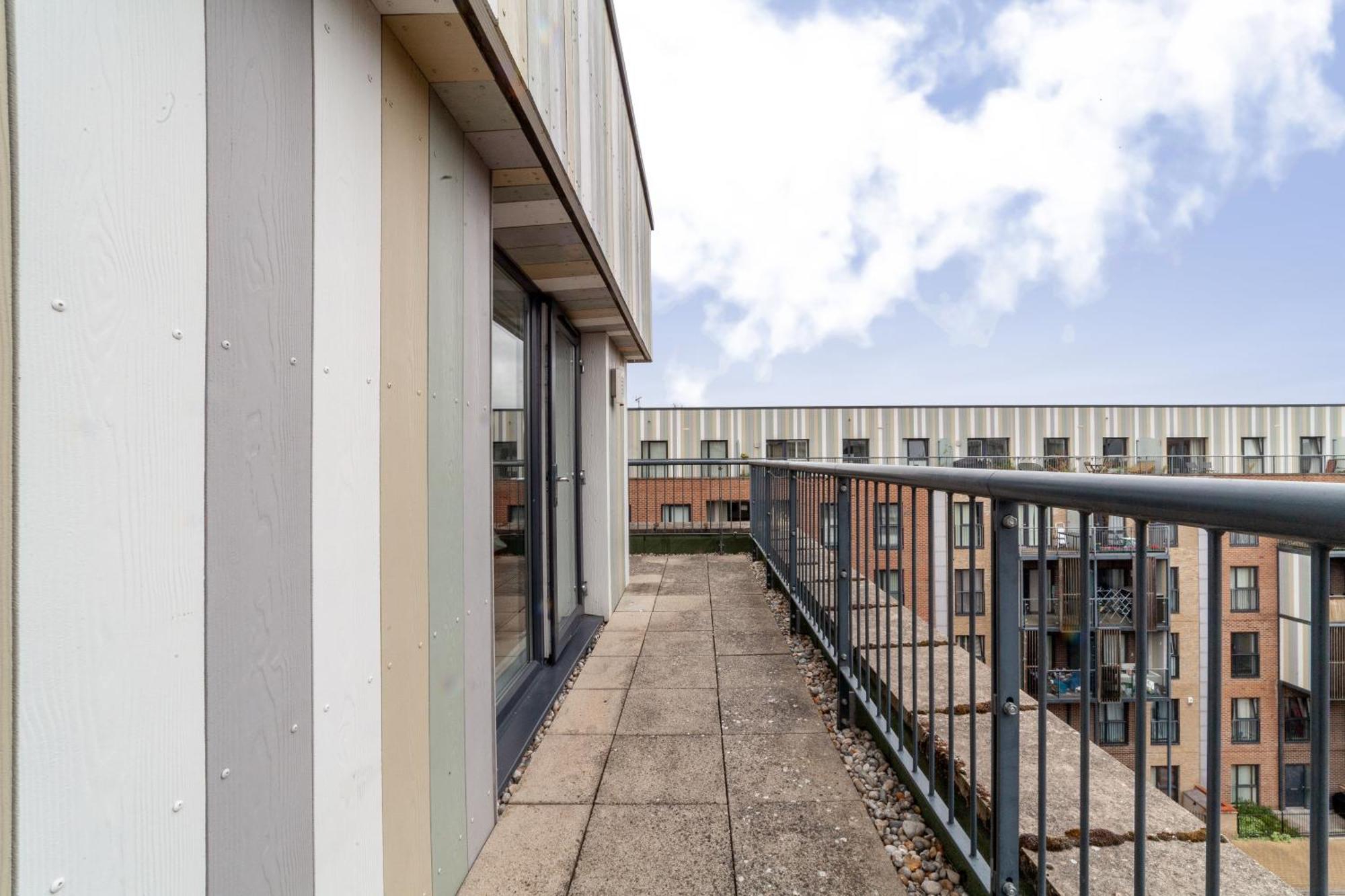 Top-rated Family Penthouse - King Size Bed & Free Parking Apartment Romford
