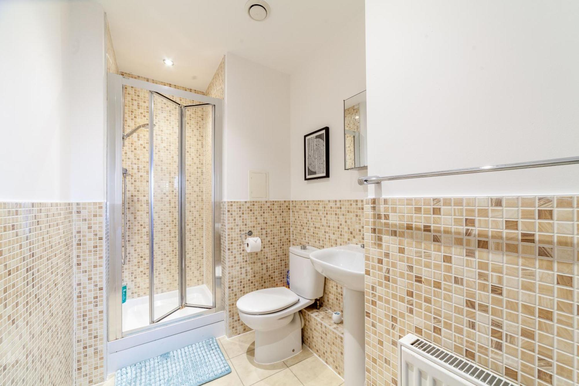 Top-rated Family Penthouse - King Size Bed & Free Parking Romford